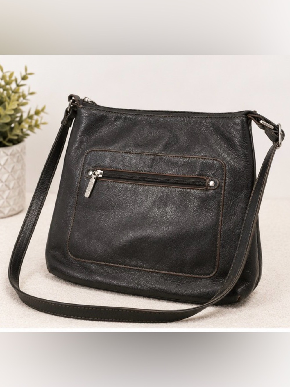Roots Genuine Leather Crossbody Purse – Black | Classic Everyday Bag